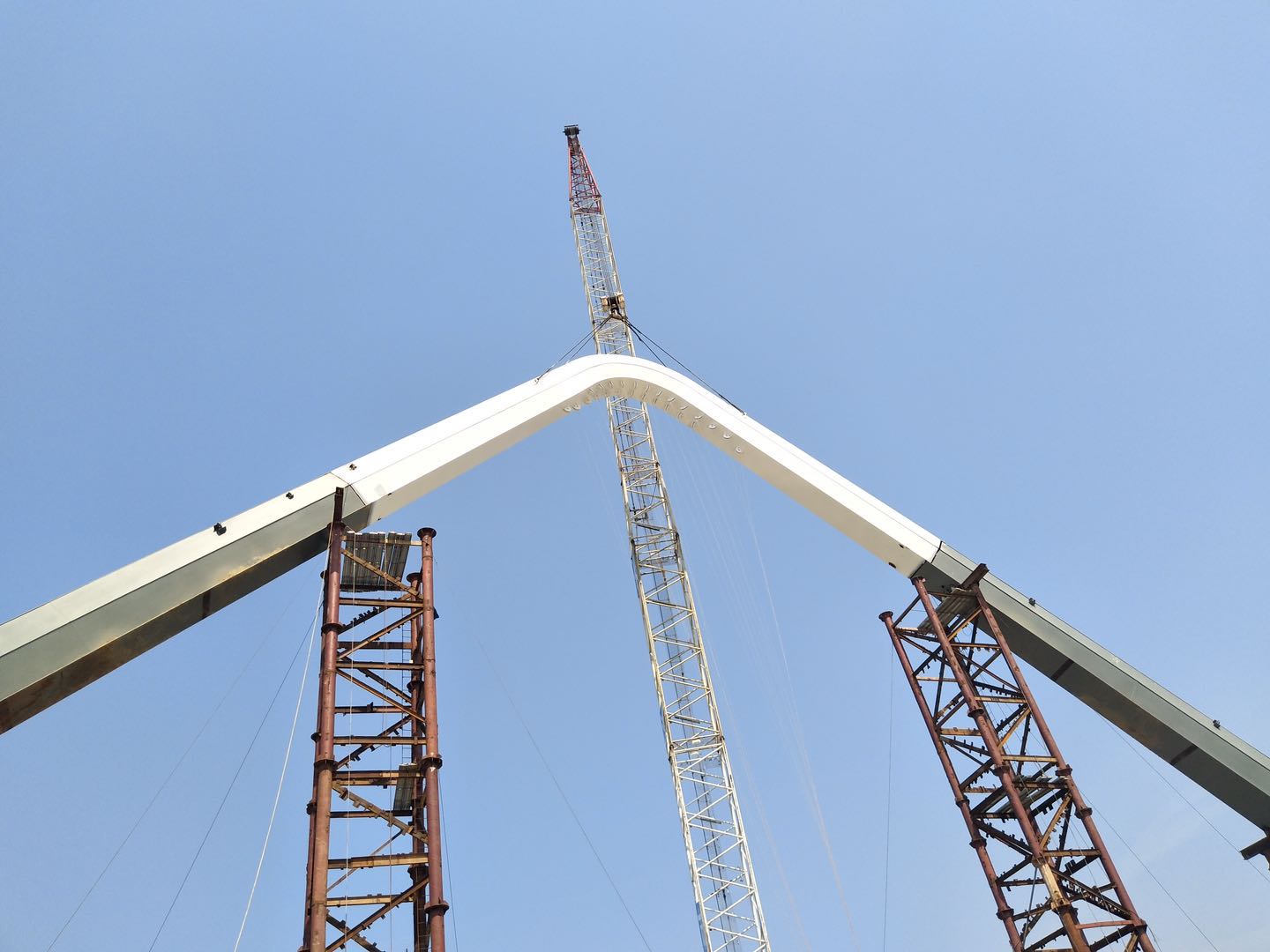 紫荊路跨龍王港河橋順利完成主拱合龍！