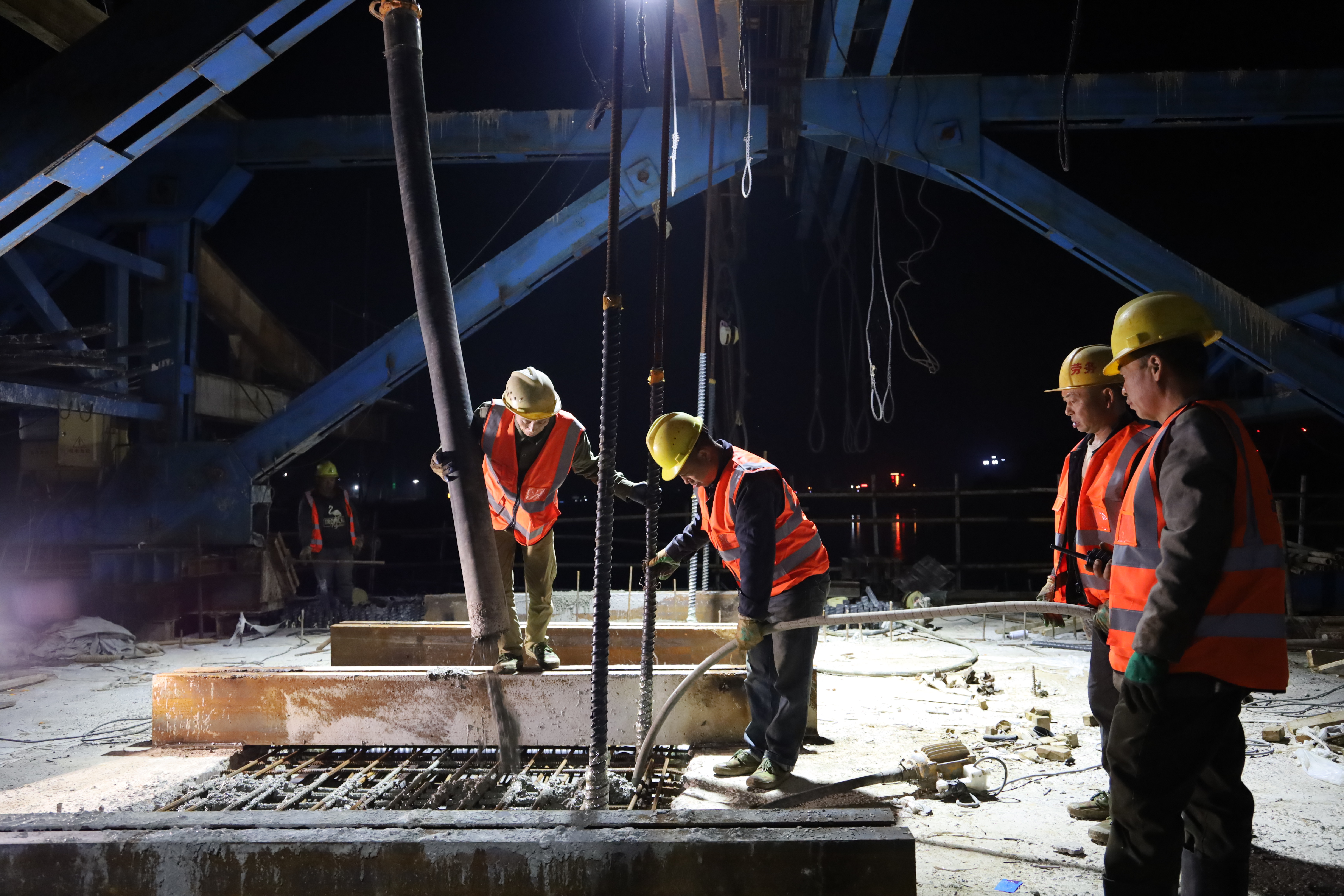 紅壁巖大橋中跨合龍段施工順利完成！